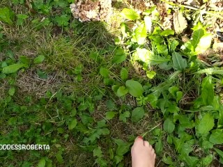 Cammino a piedi nudi nell’erba in pubblico e ti mostro le mie piante dei piedi sporche