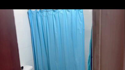 EL PERVERTIDO DE MI HERMANASTRO ENTRA AL BAÑO MIENTRAS ME DUCHO Y ME MUESTRA SU RICA POLLA ME ANTOJO DE CHUPÁRSELA LE PIDO QUE ME FOLLE RICO Y DURO – SEXO CASERO EN RUSO
