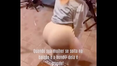 Esposa se solta na balada. E a bunda dela é grande