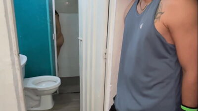 HIJASTRA CACHONDA LE TIENE GANAS A SU PADRASTRO APROVECHA QUE NO HAY NADIE EN CASA LO LLAMA AL BAÑO PARA QUE EL LA FOLLE DURO – PORNO CASERO EN ESPANOL