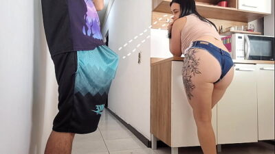 SEXO ARRISCADO com amigo do meu marido, não resisti ver o seu pau ereto!