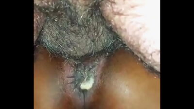 Tirei a camisinha e gozei no cú e na buceta da negra