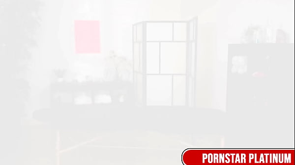 Young Hoe Jackie Hoff Lets Her Blonde Masseuse Leya Falcon Fuck Her!