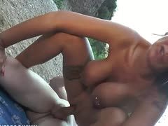 Tittenschlampe lässt sich im Freien vögeln