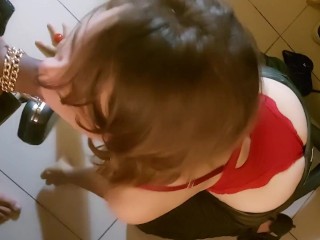 1243 – Salope amateur blonde suce une bite et lèche le trou du cul, vêtu de lingerie rouge et talons