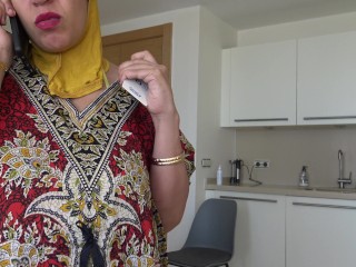 Beurette musulmane a la chatte chaude poilue se fait defoncer par son boss britanique