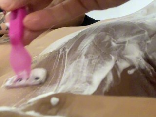 “Déjamela suavecita para que me puedas follar!” Madrastra traviesa pide a su hijastro que le afeite