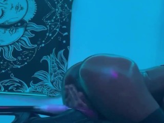 Ebony juega con juguete