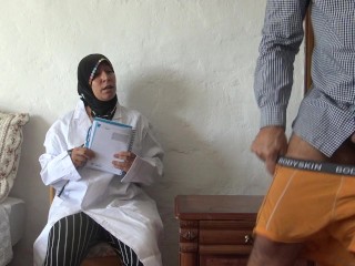 Un mari algérien rend visite à une femme médecin à Marseille