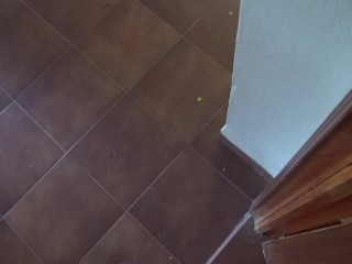 une femme nudiste française laisse son beau-fils éjaculer partout dans la cuisine