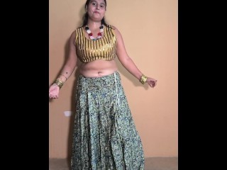 Amateur Indian couple presenting extremely hot dance