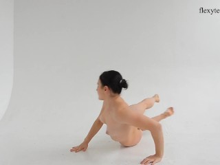 Super flexible hot gymnast Dasha Lopuhova