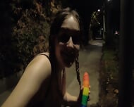 C’est la nuit mais Louise ne pense qu’a se masturber n’importe ou